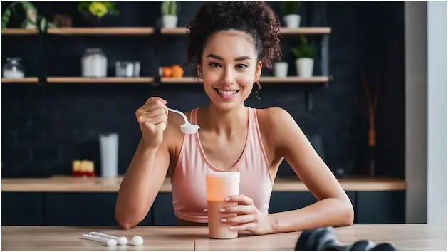 Close up of women with measuring scoop of whey protein and shaker bottle preparing protein shake | Premium AI-generated image
